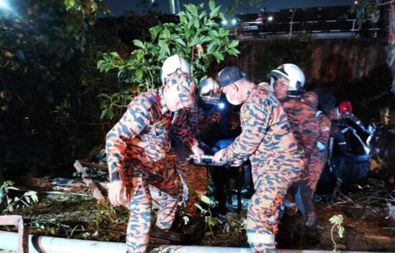Pemandu lori pasir maut tertimbus muatan, 12 jam bomba usaha selamatkan