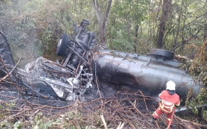 Seorang maut, lori muatan diesel jatuh gaung di Lebuhraya PLUS