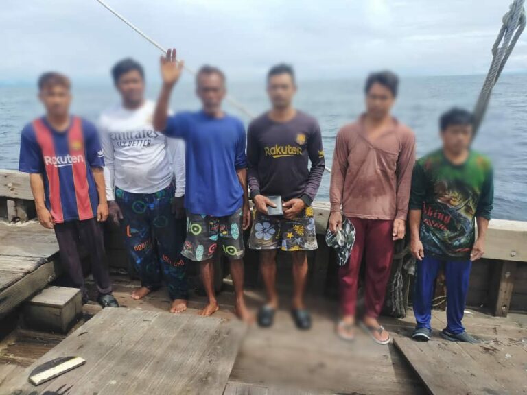 Gajikan PATI, bot nelayan tempatan ditahan  