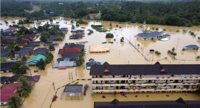 Jalan ditutup akibat banjir di Terengganu mula menurun