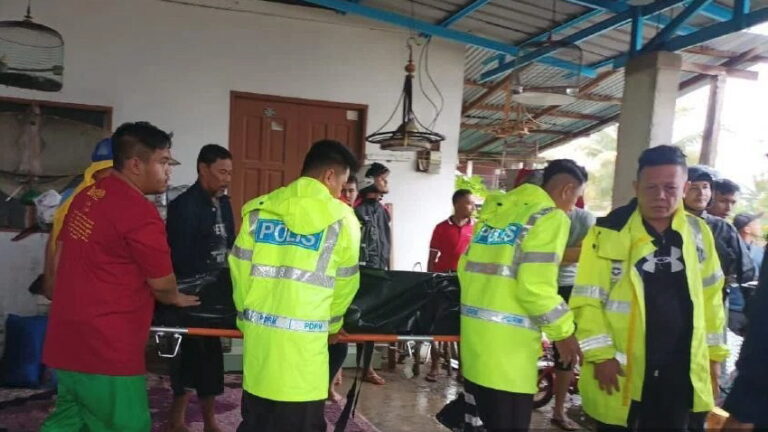 Tiga beradik maut, terkena renjatan elektrik rumah dilanda banjir