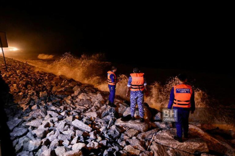 2 sungai lepasi paras amaran, 3 paras waspada