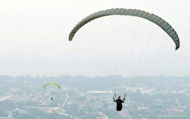 Peluncur udara maut terhempas pada cerun konkrit