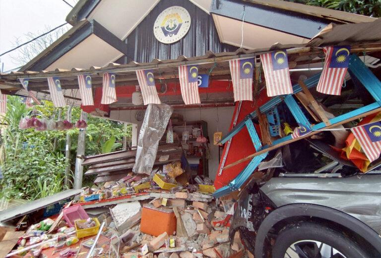 Dua beranak cedera, gerai cencaluk ranap dirempuh