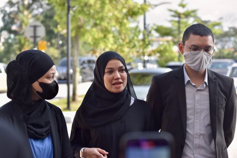 Tuntutan cerai: Puteri Sarah tiba di Kompleks Mahkamah Syariah KL