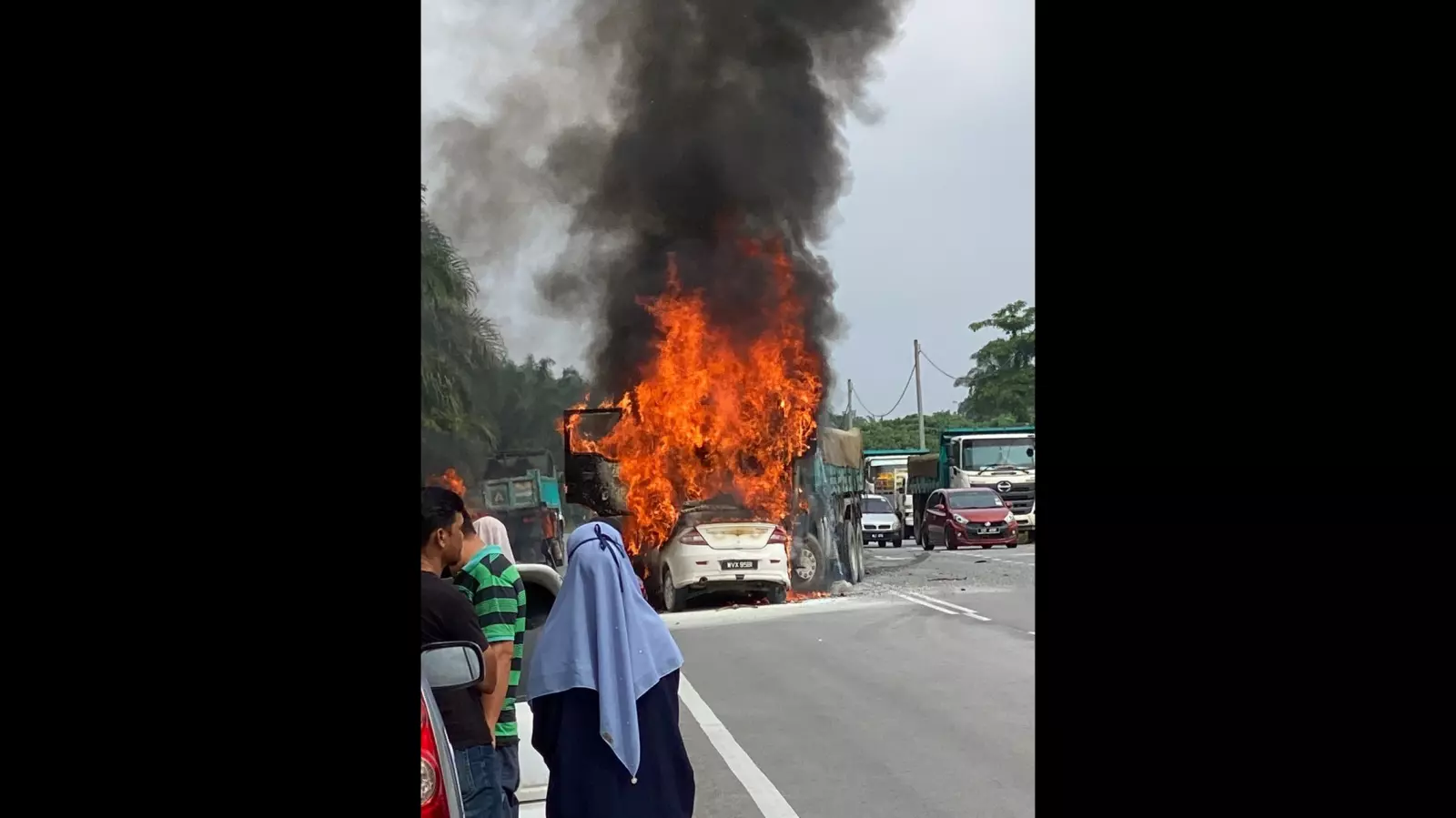 Dua terkorban lori, kereta bertembung sehingga terbakar