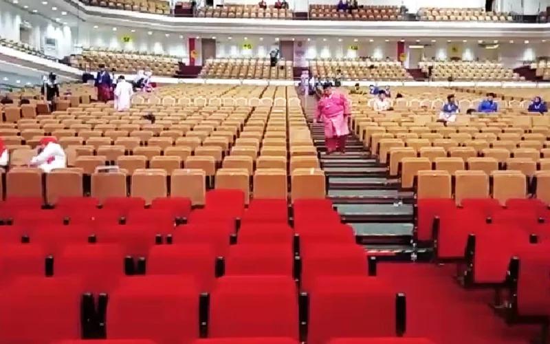 Tanda nama kerusi ‘hilang’ timbul persoalan kalangan perwakilan Umno