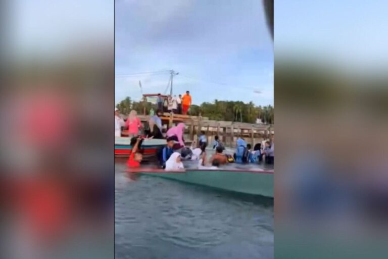 [VIDEO] Murid sekolah terjatuh selepas jeti runtuh di Sabah