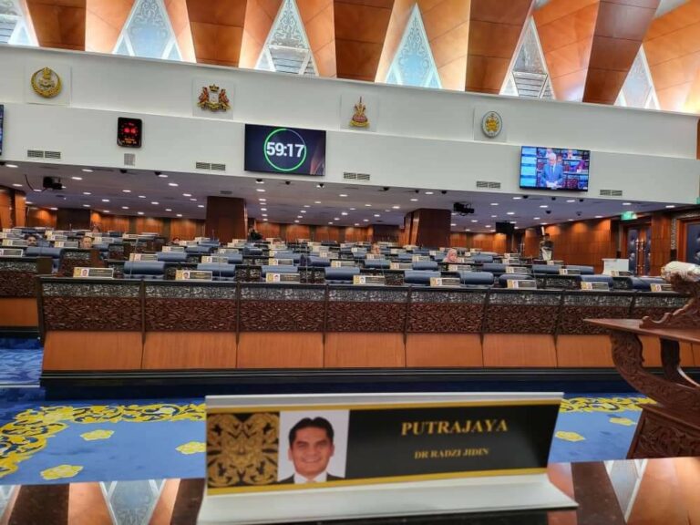 Radzi Jidin sahkan Muhyiddin, Hadi, Hamzah hadir sesi pagi Parlimen