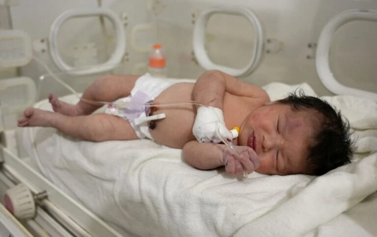 Bayi baru lahir ditemukan hidup di bawah runtuhan di Syria