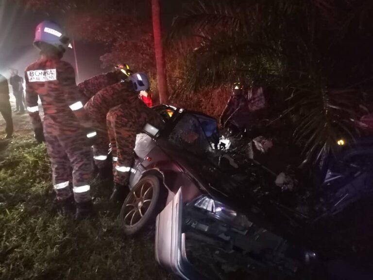 Dua maut tersepit, terperosok bawah kereta