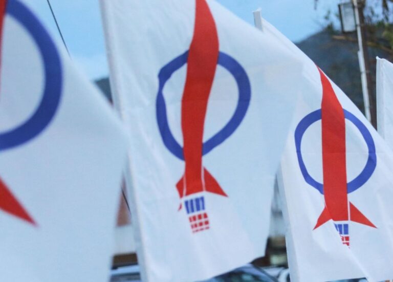Speaker, pengerusi GLC DAP jarakkan lagi pengundi Melayu, kata penganalisis