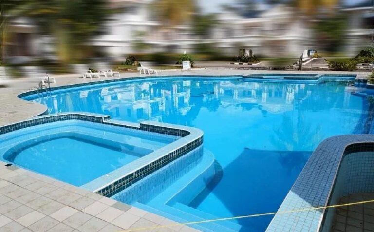 Dua beradik ditemukan lemas ketika mandi di kolam renang
