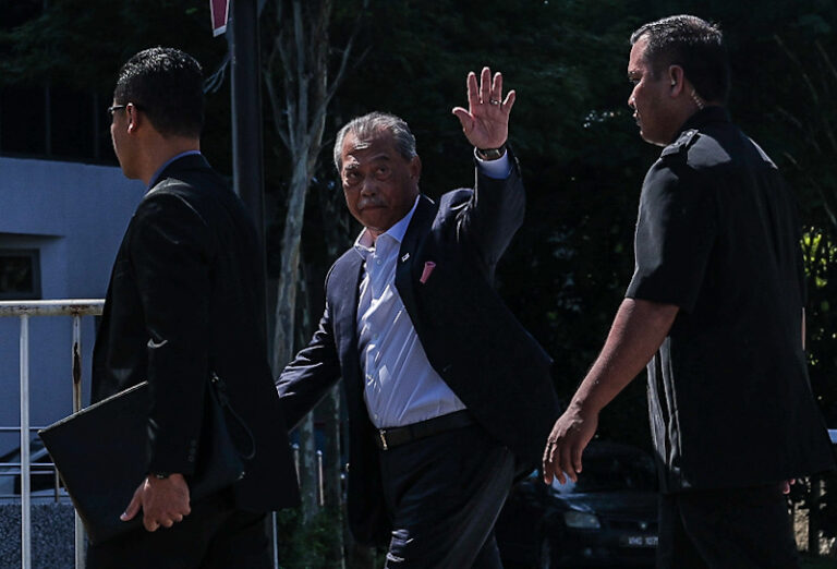 Muhyiddin bebas dengan jaminan SPRM, didakwa esok