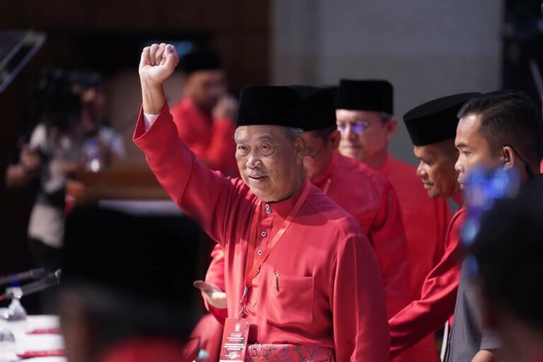 Perjelas punca pengecualian cukai Yayasan Albukhary ditarik, Muhyiddin cabar Guan Eng