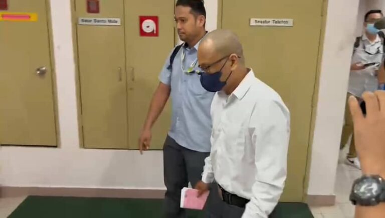 Pelukis pelan mengaku tidak bersalah hantar komunikasi teks, gambar jelik