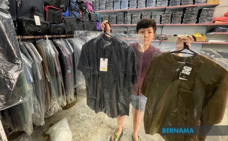Banjir: Peniaga di Segamat lelong barang hingga 50 peratus