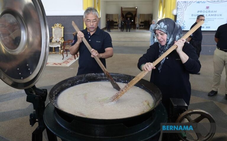 1,500 bubur lambuk air tangan Permaisuri Agong diagihkan kepada rakyat