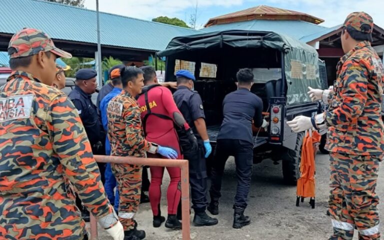 Bot karam di perairan Sarawak, bapa temu mayat anak
