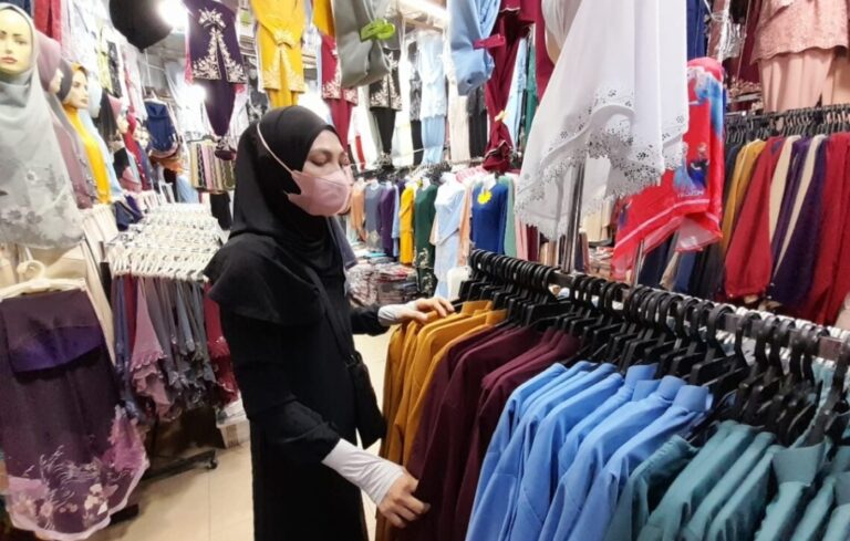 Peniaga mengeluh jualan Aidilfitri tak dapat sambutan