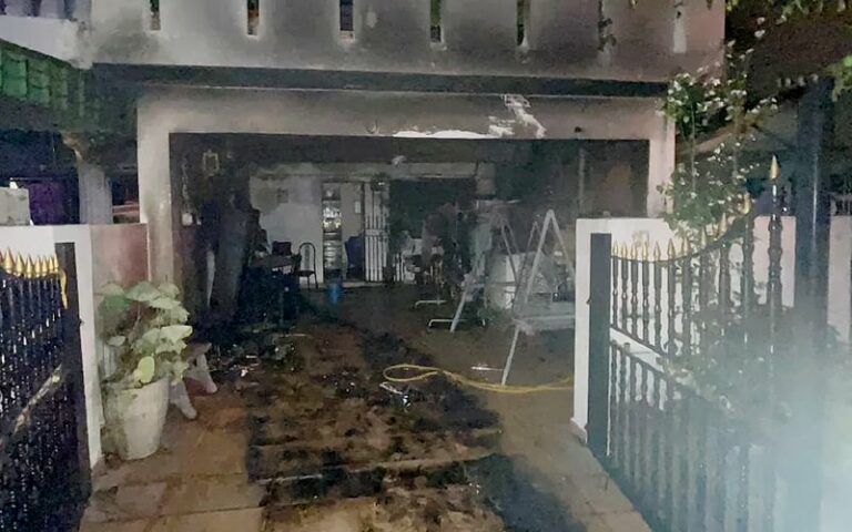 Rumah terbakar dibaling bom petrol