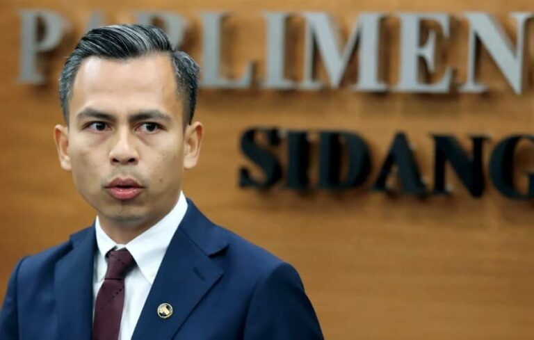 Jangan gopoh keluar kenyataan, pakar beritahu Fahmi selepas kritik akhbar
