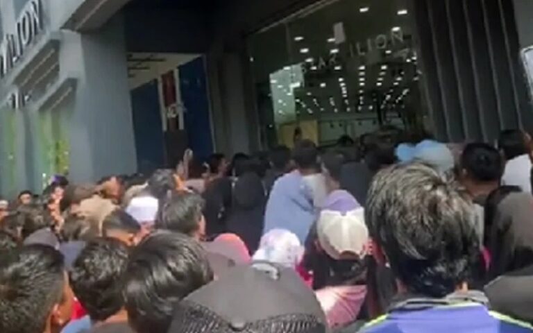 Padah promosi baju raya RM1, butik di Shah Alam kecoh diserbu ratusan pelanggan