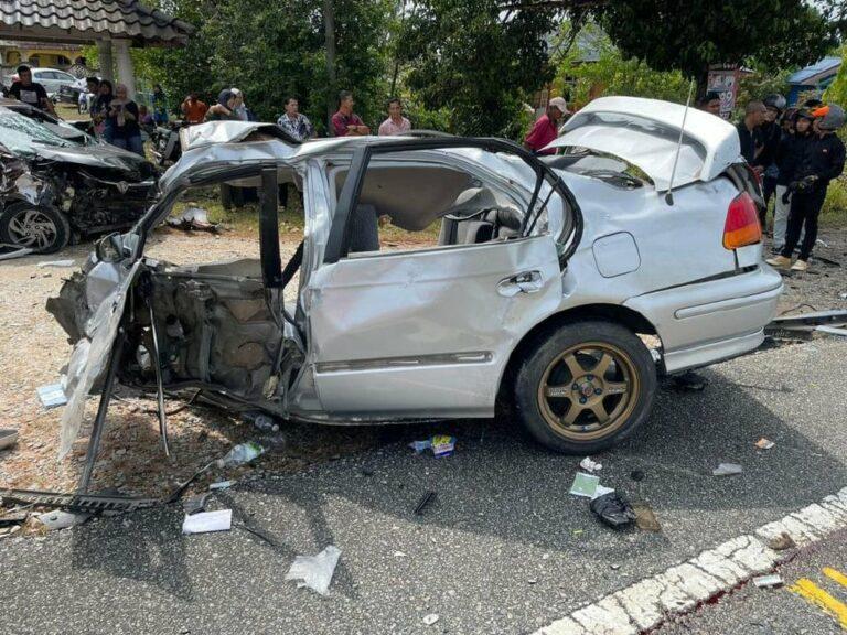 4 cedera parah kereta bertembung, putus dua