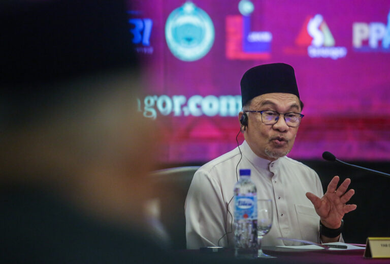 Jam Swatch dirampas bukan kerana warna tapi isu LGBT – Anwar
