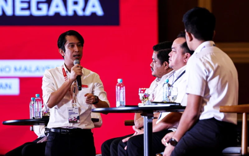 Hari ini dalam sejarah musuh jadi kawan, berkongsi pentas yang sama