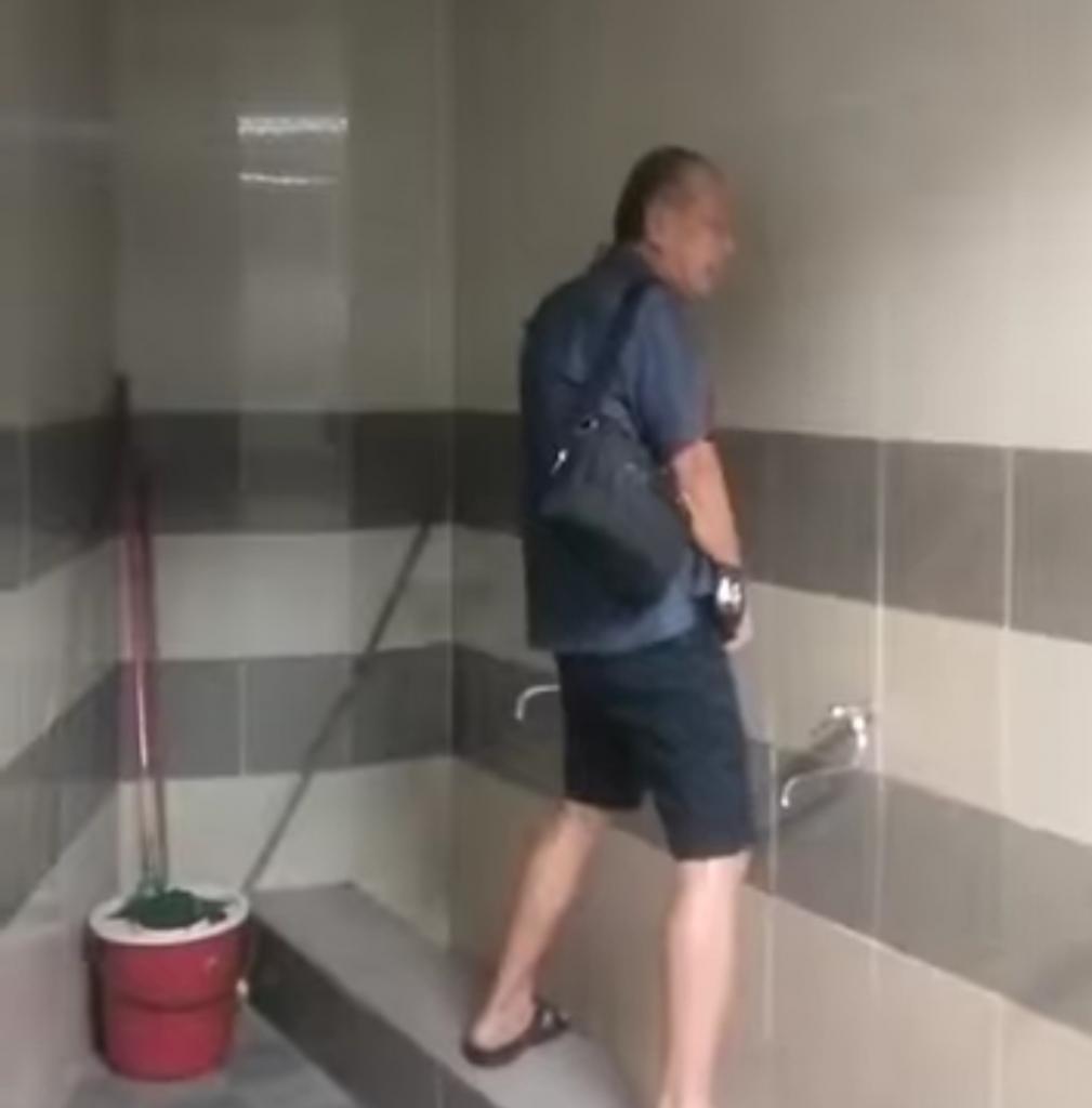 Lelaki Singapura ditahan kencing di tempat wuduk