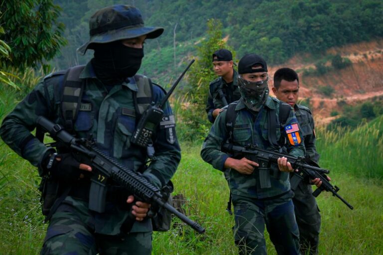 PGA rampas pistol bersama peluru hidup daripada sekumpulan warga asing