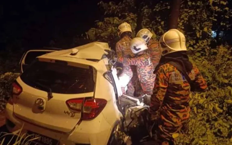 Kereta bertembung lori tangki, bapa dan bayi maut