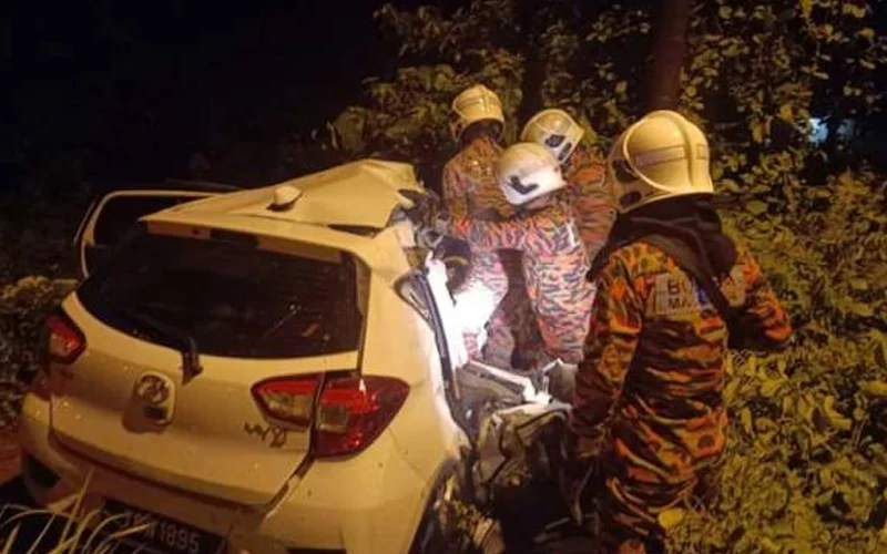 Kereta bertembung lori tangki, bapa dan bayi maut
