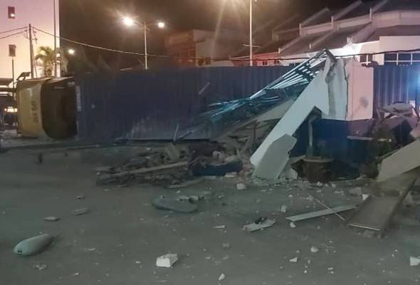 Anggota polis cedera, lori kontena rempuh pagar, pondok kawalan IPD Tapah