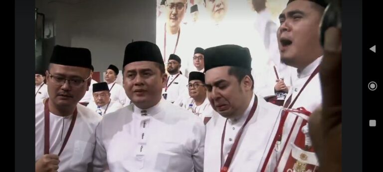 Pemuda UMNO menangis selepas beri Najib Anugerah Tokoh Pemuda