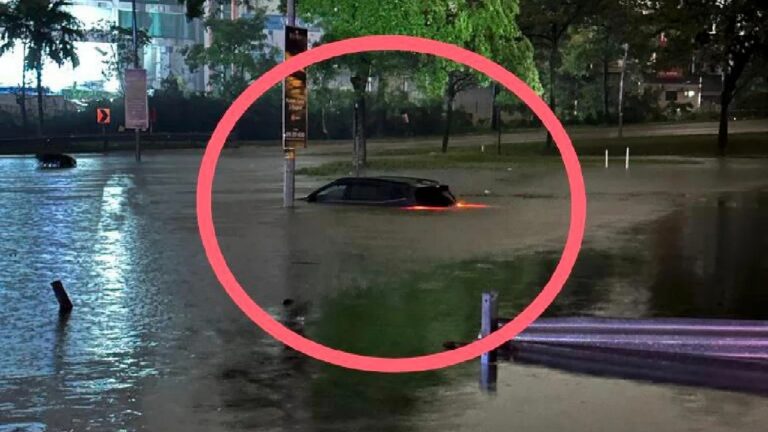 Wanita terselamat kereta selepas ditenggelami banjir kilat