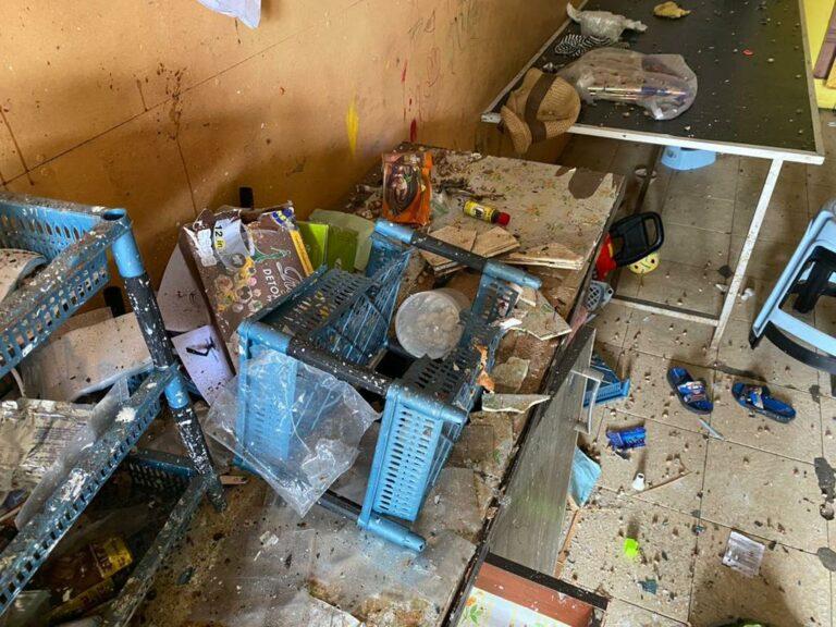 Peniaga cedera bungkusan meletup di belakang restoran