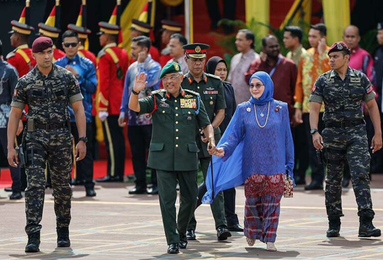 Agong, Permaisuri santuni rakyat pelbagai kaum di Hari Kebangsaan