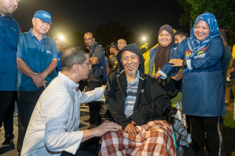 Azmin makin disenangi, diterima di penduduk Hulu Kelang