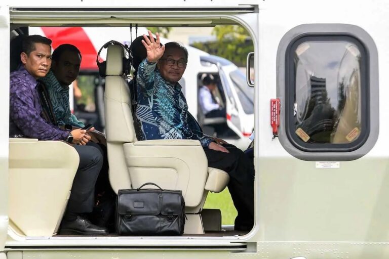 Pakar kewangan Islam pertikai Anwar guna helikopter bagi tujuan berkempen