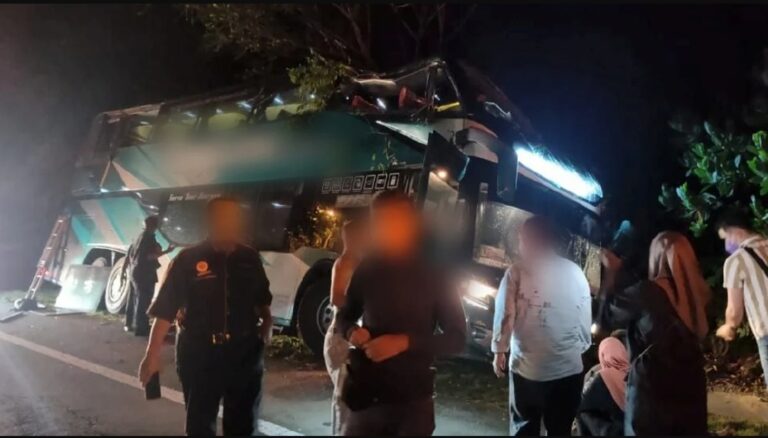 Tiga maut bas ekspres terbabas di Kuala Lipis
